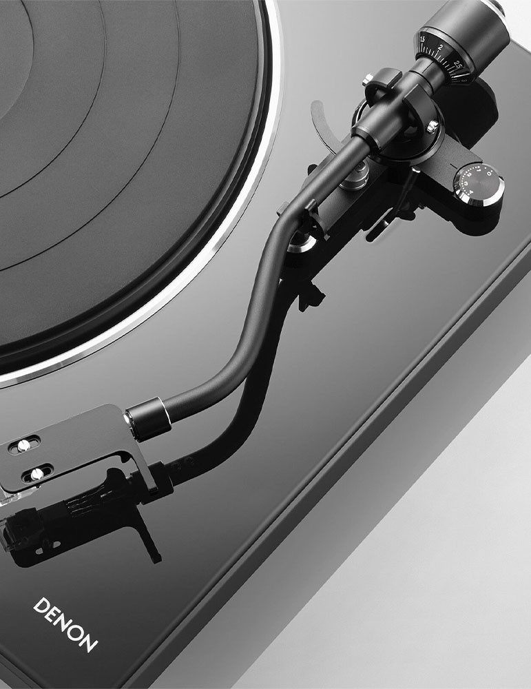 DENON Denon DP-400 — řemínkový třírychlostní gramofon s MM předzesilovačem
