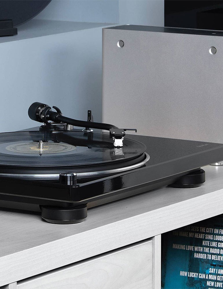 DENON Denon DP-400 — řemínkový třírychlostní gramofon s MM předzesilovačem