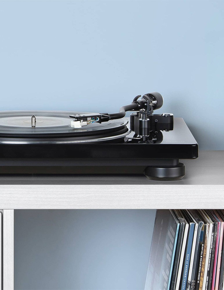 DENON Denon DP-400 — řemínkový třírychlostní gramofon s MM předzesilovačem