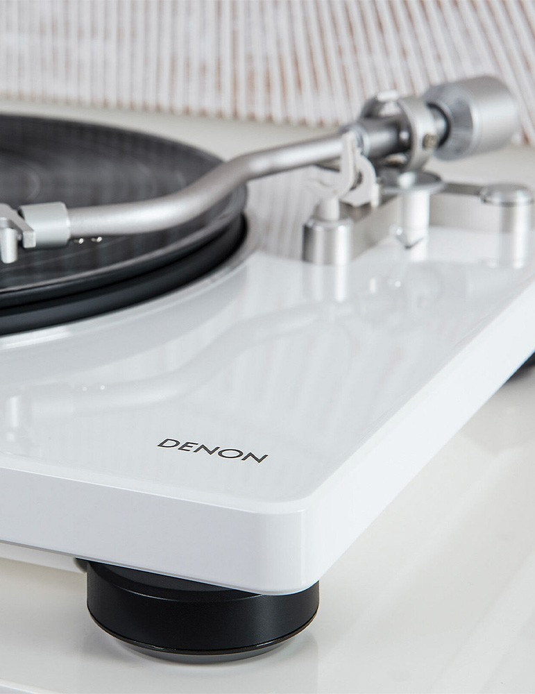 DENON Denon DP-400 — řemínkový třírychlostní gramofon s MM předzesilovačem